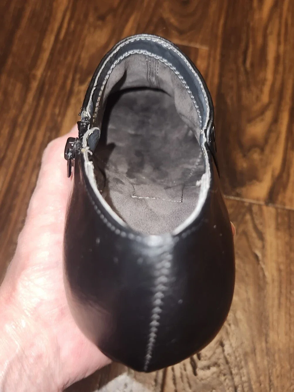 AEROSOLES refined black